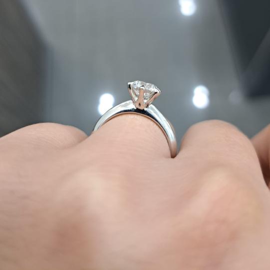 1-00-carat-round-diamond-six-claw-set-solitaire-engagement-ring-in-platinum