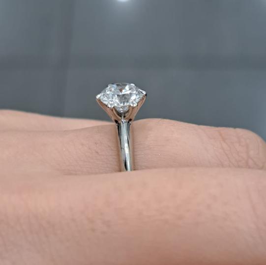 1-00-carat-round-diamond-six-claw-set-solitaire-engagement-ring-in-platinum