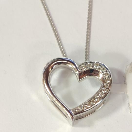 0-25-carat-round-diamond-heart-pendant-18k-white-gold-special-for-her