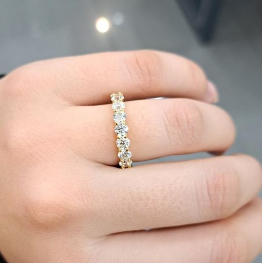 natural-round-diamond-claw-set-full-eternity-ring-3-40ct-f-vs-in-18k-yellow-gold