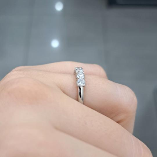 f-vs-1-04-carat-round-diamond-u-prong-set-half-eternity-ring-in-platinum