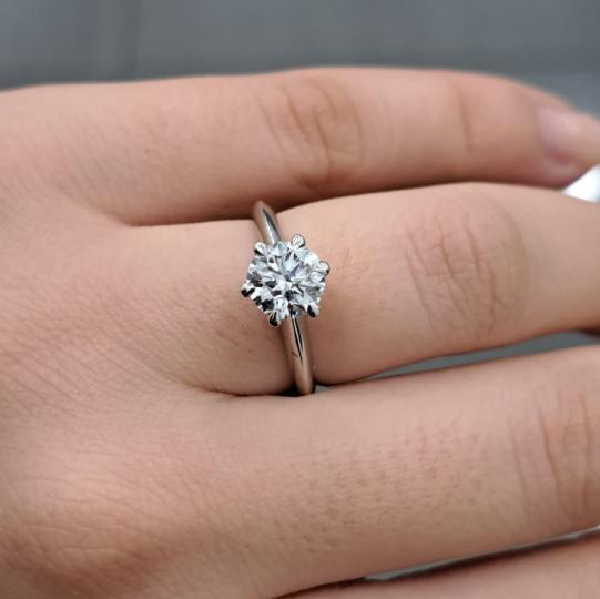 1-00-carat-round-diamond-six-claw-set-solitaire-engagement-ring-in-platinum